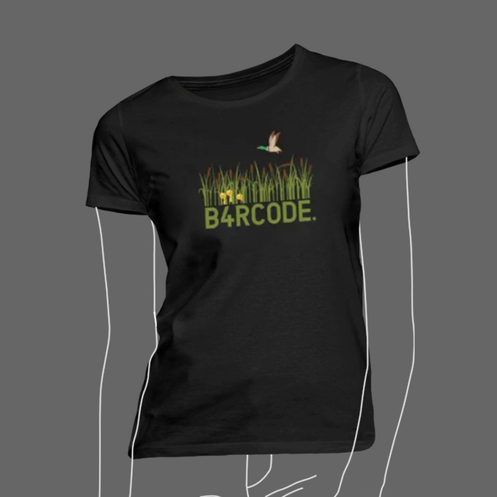 Bild eines schwarzen frauen T-Shirts mit dem B4RCODE. Duck Design darauf.