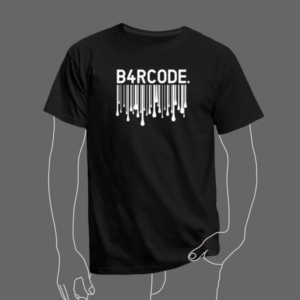 Schwarzes T-Shirt der Marke B4RCODE. mit einem weißen, verlaufenden Barcode-Design und dem Text 'B4RCODE.' oben.