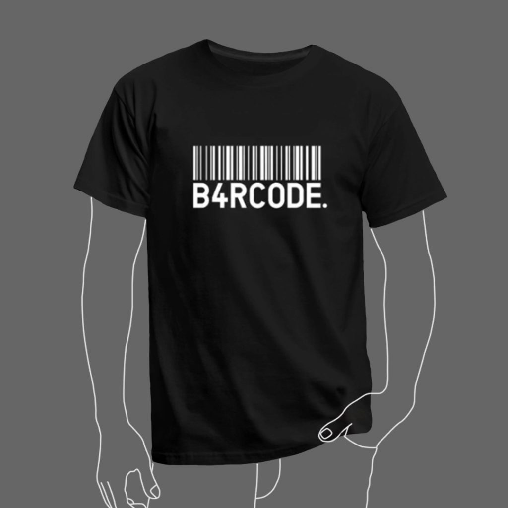 Schwarzes T-Shirt von hoher Qualität der Marke B4RCODE, mit weißem B4RCODE-Logo auf der Vorderseite.
