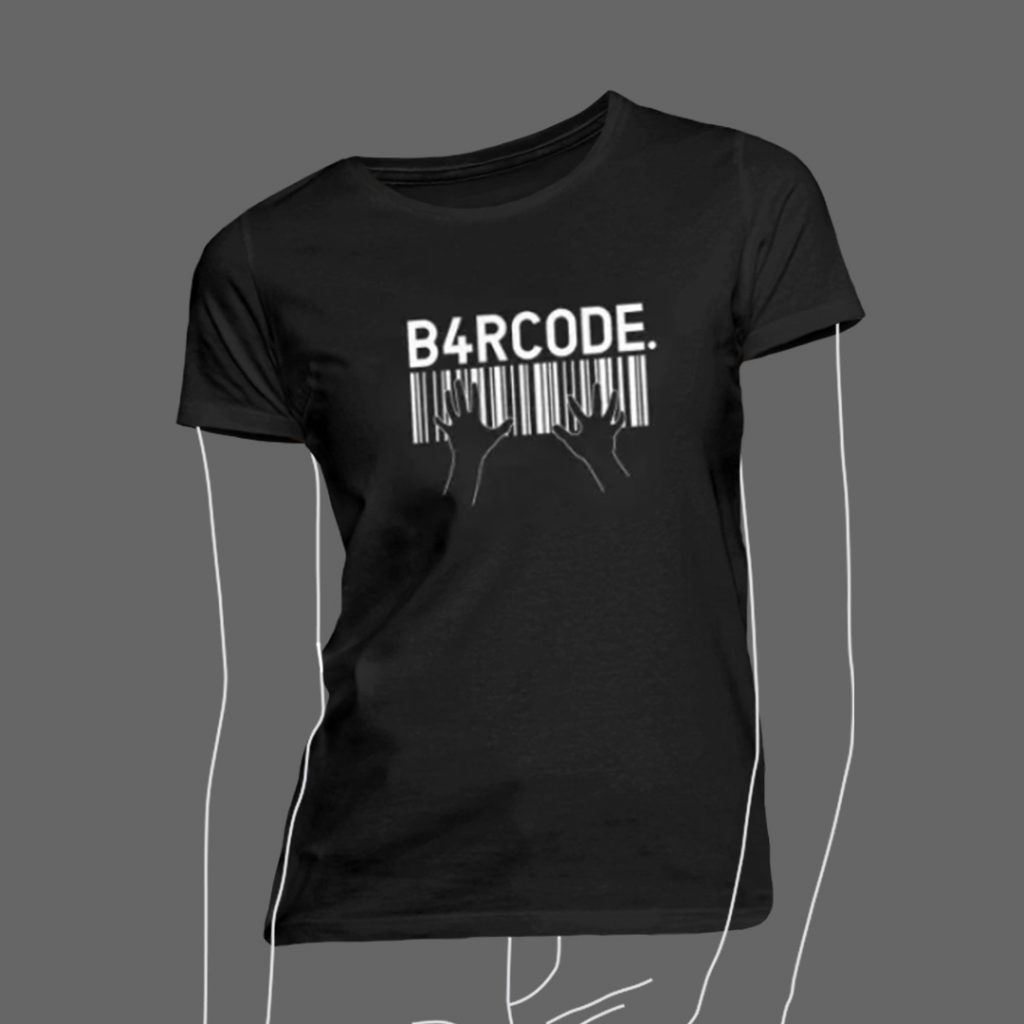Bild eines schwarzen frauen T-Shirts mit dem B4RCODE. Piano Design darauf.