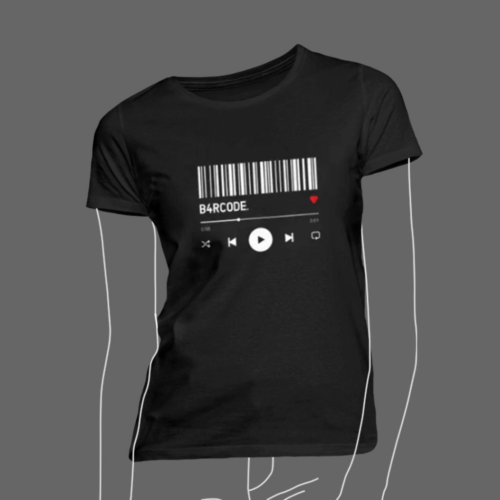 Bild eines schwarzen frauen T-Shirts mit dem B4RCODE. Song Design darauf.