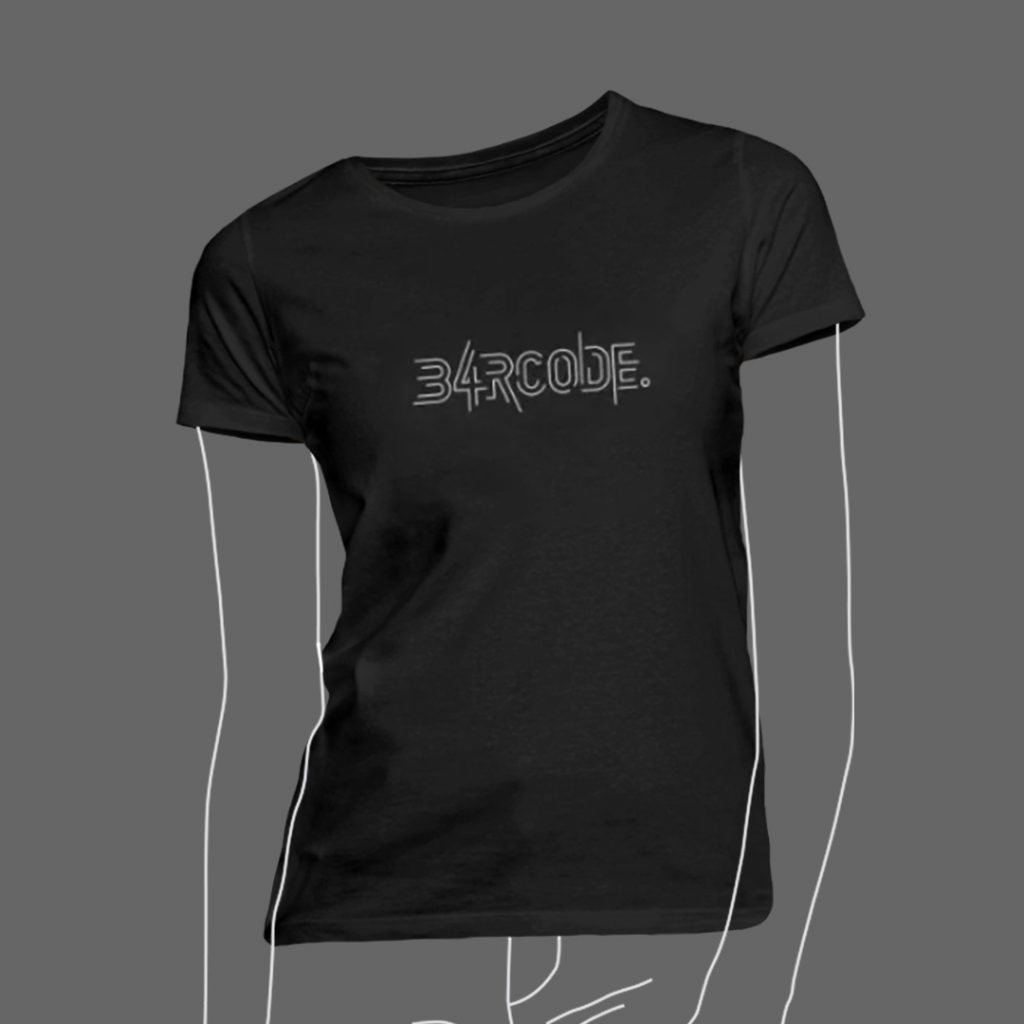 Bild eines schwarzen frauen T-Shirts mit dem B4RCODE. Tech Design darauf.